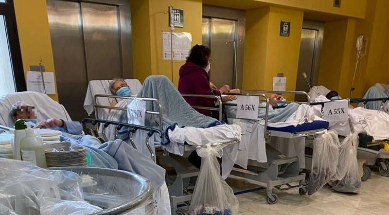 Camas con pacientes bloquean el acceso a los ascensores/TA.